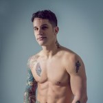 Pierre Fitch, ein männlicher Top-Schwulenpornostar aus Montreal, Kalifornien, liest seine Biografie und schaut, in welchen Pornovideos er mitspielt