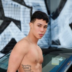 Santiago Figueroa, een top mannelijke homopornoacteur. Lees zijn biografie en bekijk in welke pornofilms hij te zien was.